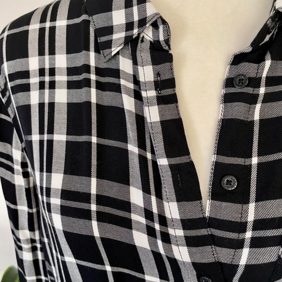 **SOLD** Lightweight boyfriend black & white plaid shirt - Size S - Picture 4 of 6